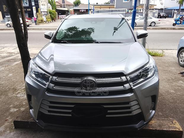 Toyota Highlander LE 4x4 V6 (3.5L 6cyl 8A) 2018 Silver