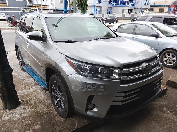 Toyota Highlander LE 4x4 V6 (3.5L 6cyl 8A) 2018 Silver