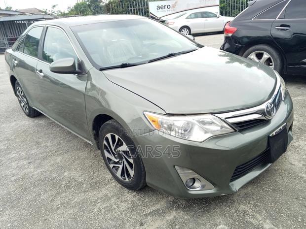 Toyota Camry SE 4dr Sedan (2.5L 4cyl 6A) 2012 Green