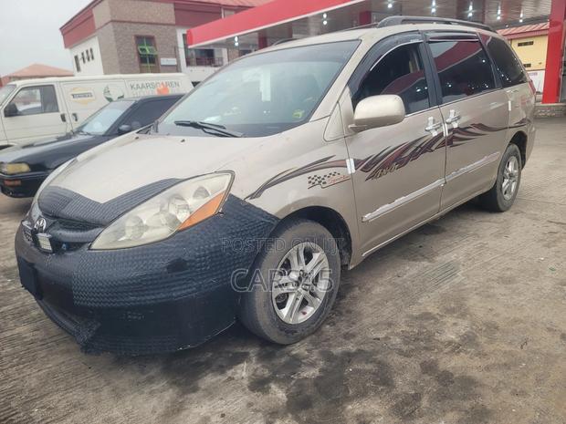 Toyota Sienna LE FWD 2006 Gold