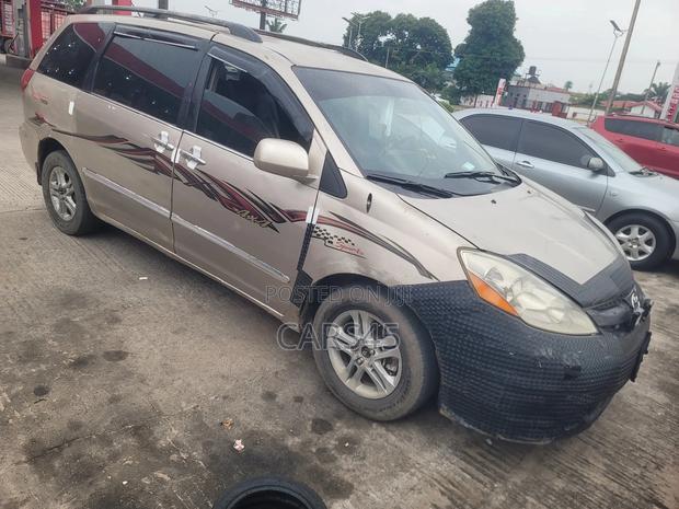 Toyota Sienna LE FWD 2006 Gold