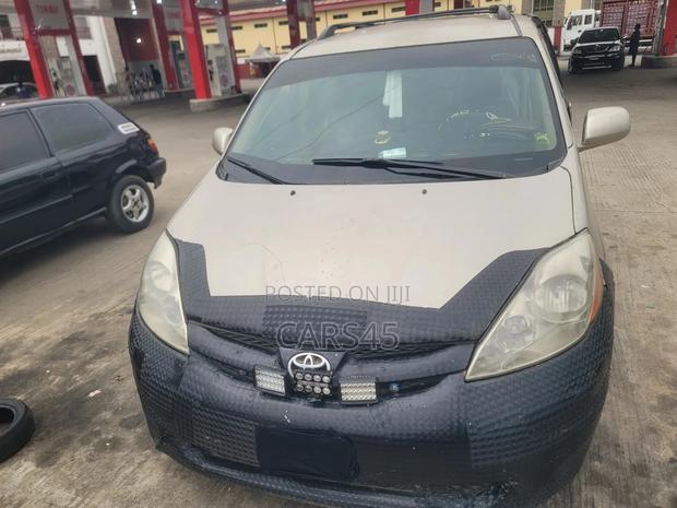 Toyota Sienna LE FWD 2006 Gold