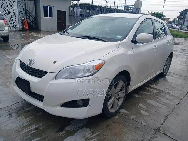 Toyota Matrix S Hatchback AWD (2.4L 4cyl 4A) 2011 White