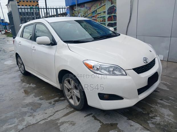 Toyota Matrix S Hatchback AWD (2.4L 4cyl 4A) 2011 White