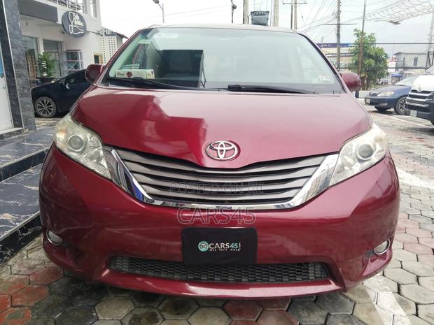 Toyota Sienna 2012 Red