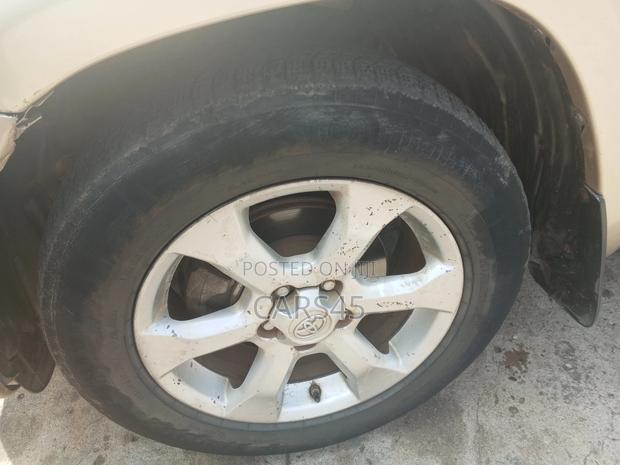 Toyota RAV4 2009 Gold