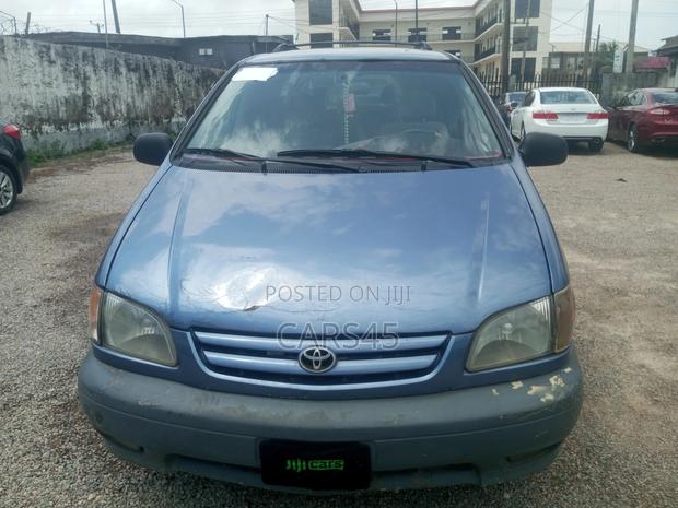 Toyota Sienna 2001 Blue