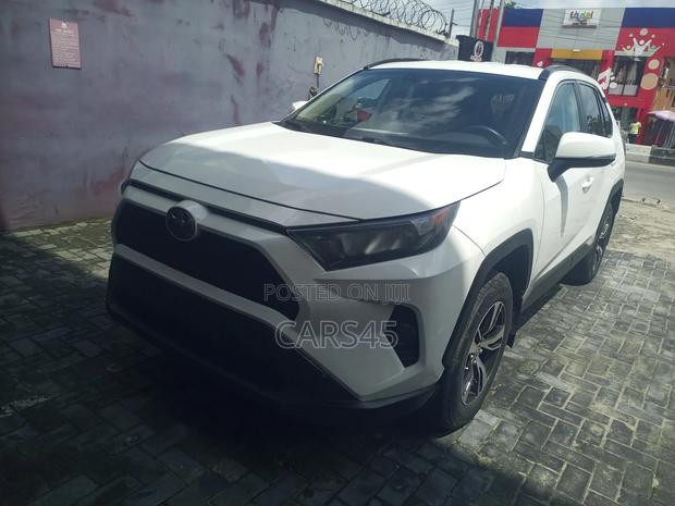 Toyota RAV4 2021 White
