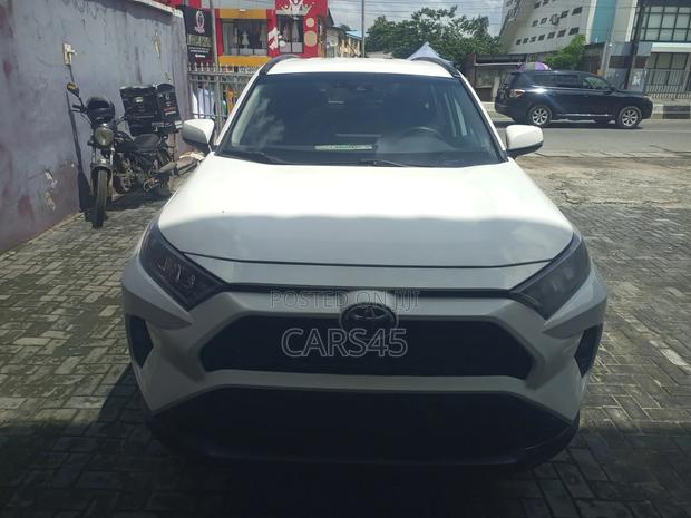 Toyota RAV4 2021 White