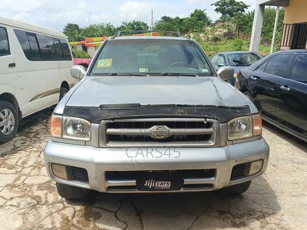 Nissan Pathfinder 2001 Silver