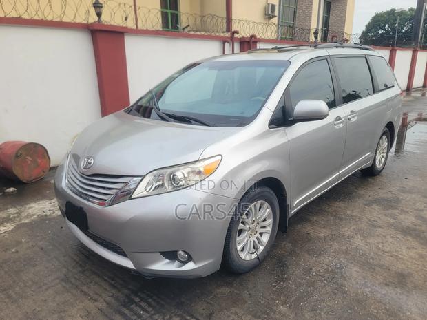 Toyota Sienna 2010 Silver