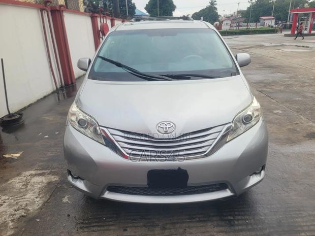 Toyota Sienna 2010 Silver
