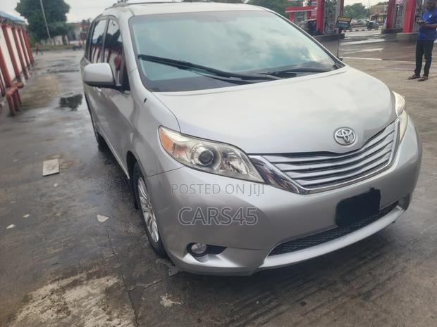Toyota Sienna 2010 Silver