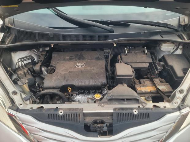 Toyota Sienna 2010 Silver