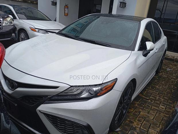 Toyota Camry XLE 2021 White