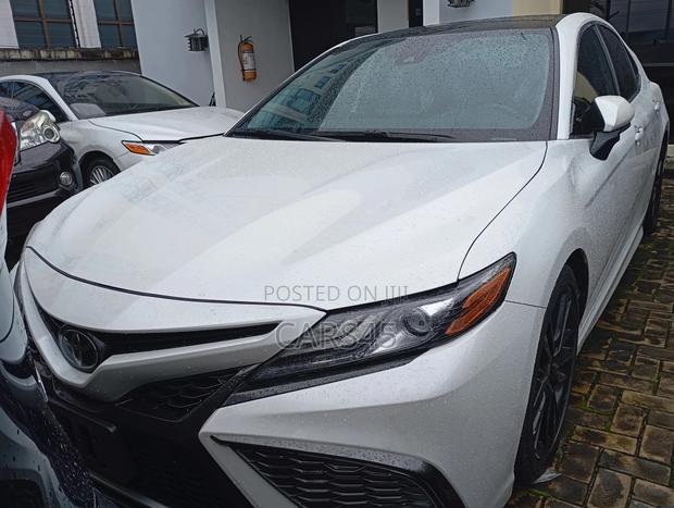 Toyota Camry XLE 2021 White