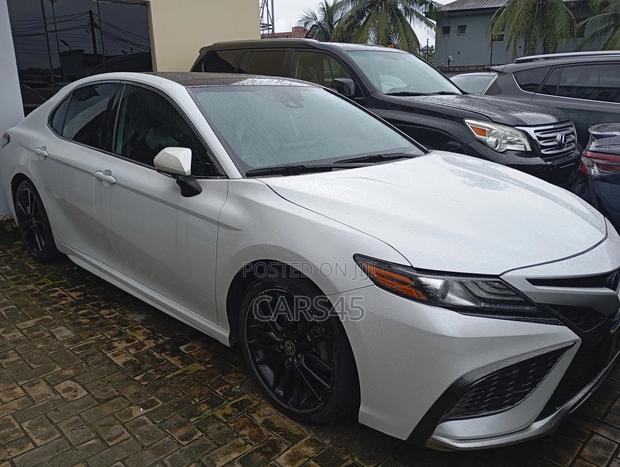 Toyota Camry XLE 2021 White