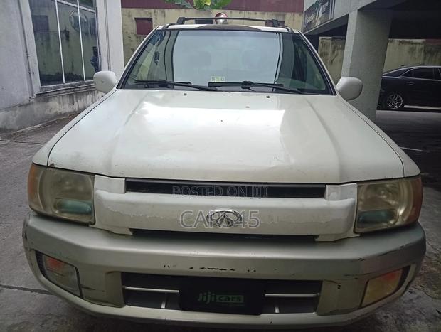 Infiniti QX4 2001 Gold