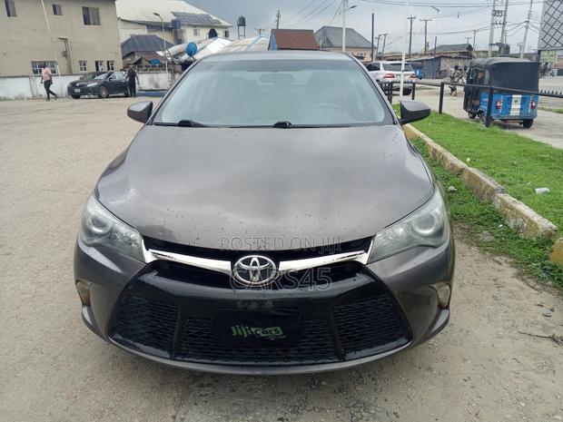 Toyota Camry SE 4dr Sedan (2.5L 4cyl 6A) 2016 Gray
