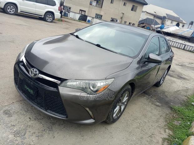 Toyota Camry SE 4dr Sedan (2.5L 4cyl 6A) 2016 Gray
