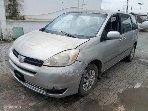 Toyota Sienna 2004 Silver