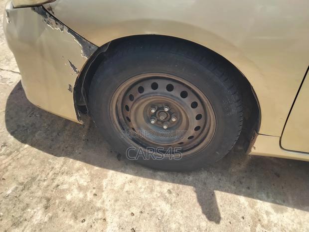 Toyota Corolla 2012 Gold