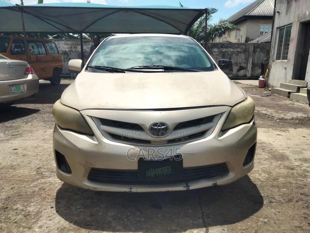 Toyota Corolla 2012 Gold