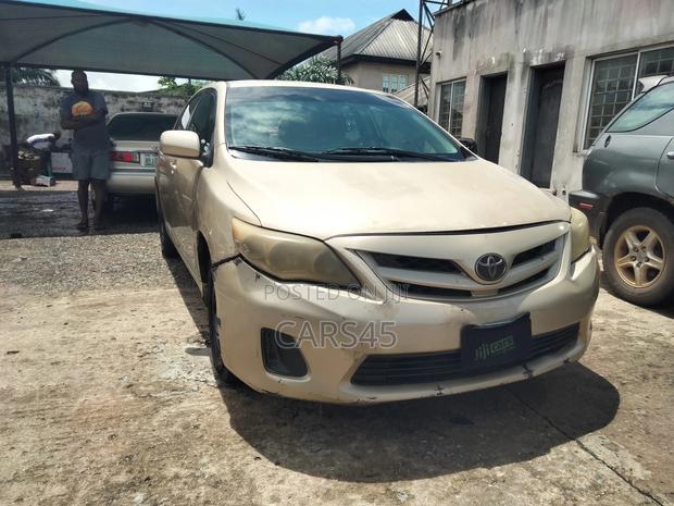 Toyota Corolla 2012 Gold