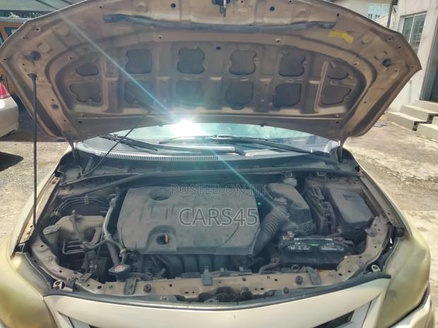 Toyota Corolla 2012 Gold