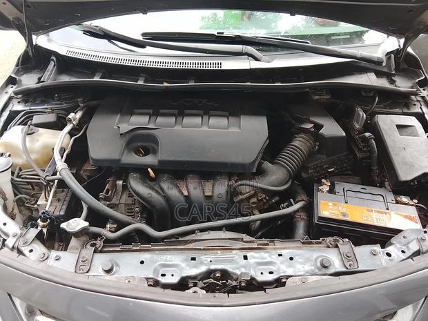 Toyota Corolla Base 4dr Sedan (1.8L 4cyl 5M) 2010 Gray
