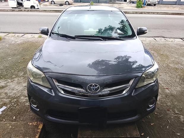 Toyota Corolla Base 4dr Sedan (1.8L 4cyl 5M) 2010 Gray