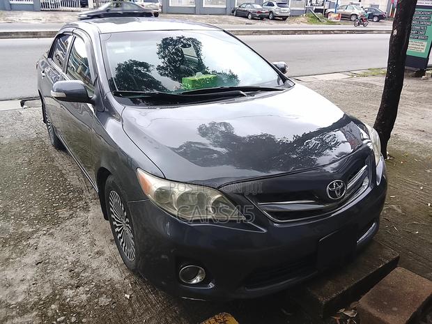 Toyota Corolla Base 4dr Sedan (1.8L 4cyl 5M) 2010 Gray