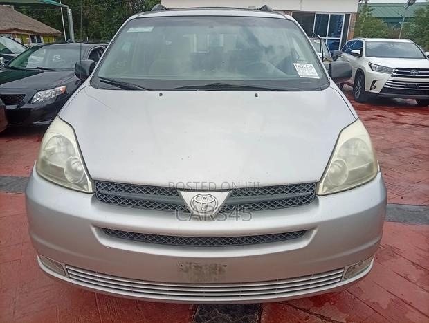 Toyota Sienna 2005 Silver