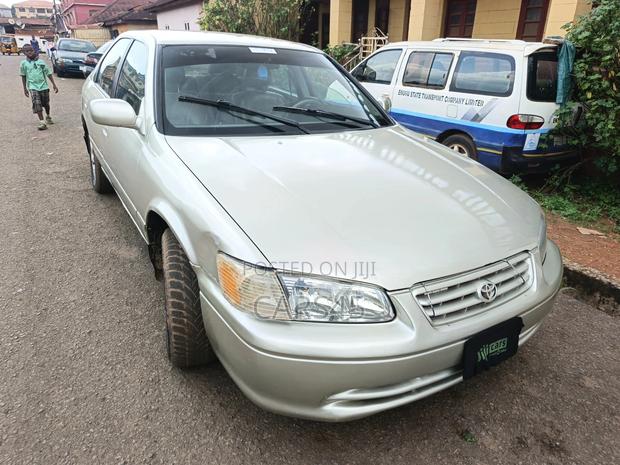 Toyota Camry 2000 Silver