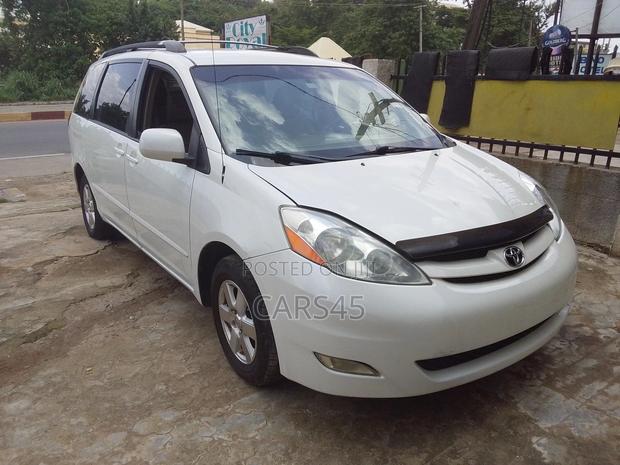 Toyota Sienna 2009 White
