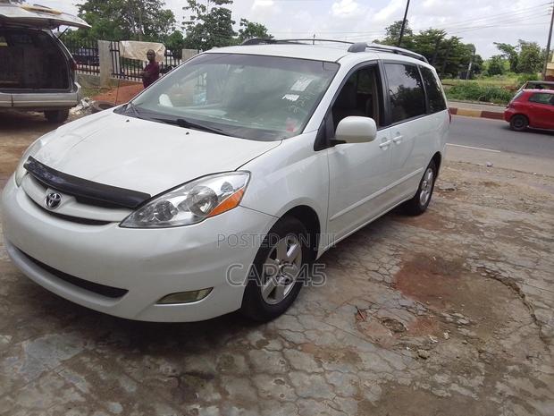 Toyota Sienna 2009 White