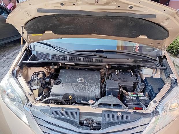 Toyota Sienna XLE 8-Passenger 4dr Minivan (3.5L 6cyl 6A) 2014 Gold