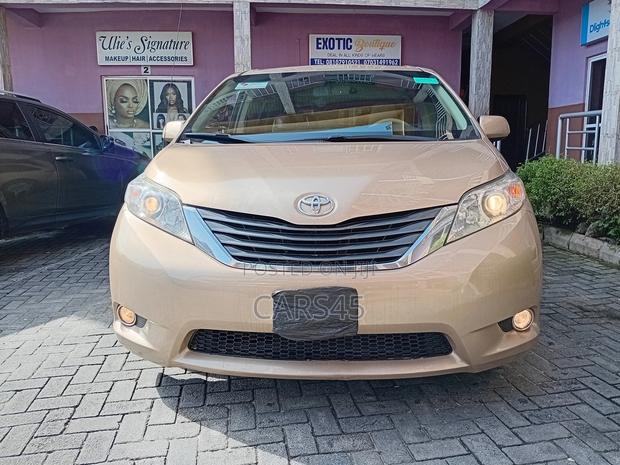 Toyota Sienna XLE 8-Passenger 4dr Minivan (3.5L 6cyl 6A) 2014 Gold