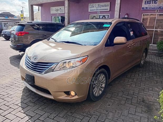 Toyota Sienna XLE 8-Passenger 4dr Minivan (3.5L 6cyl 6A) 2014 Gold