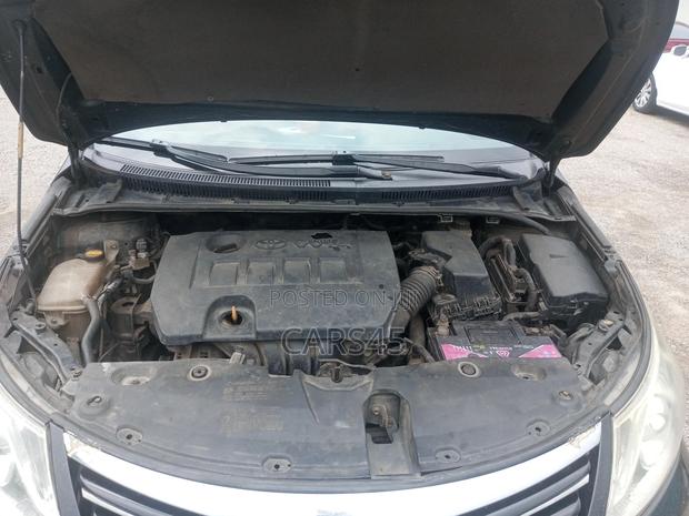 Toyota Avensis 2011 Black