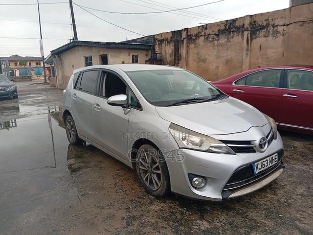 Toyota Verso 1.8 2013 Silver