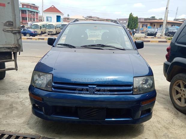 Mitsubishi SpaceRunner 2000 Blue