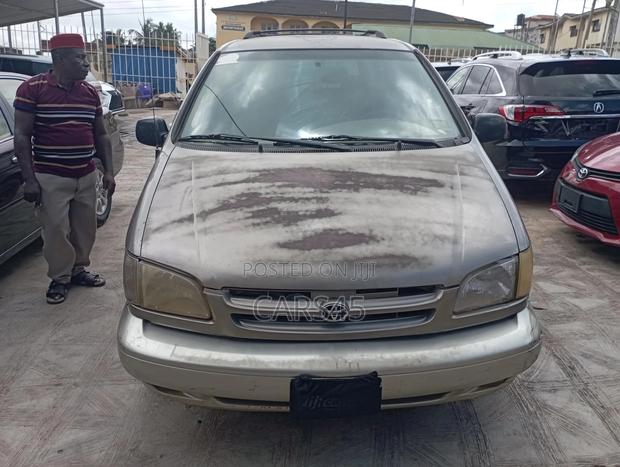 Toyota Sienna 1999 Gold