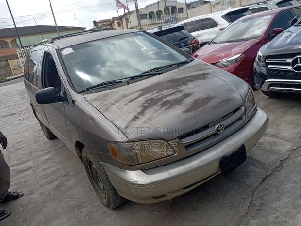 Toyota Sienna 1999 Gold