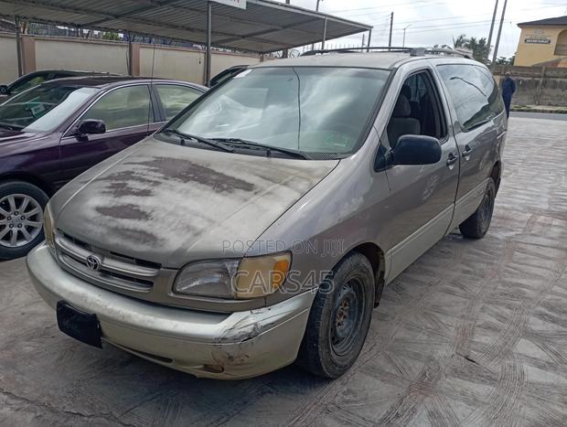 Toyota Sienna 1999 Gold