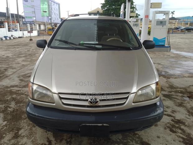 Toyota Sienna 2001 Silver