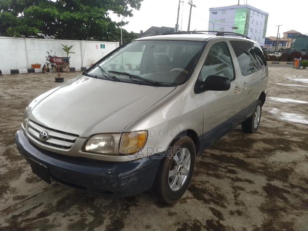 Toyota Sienna 2001 Silver