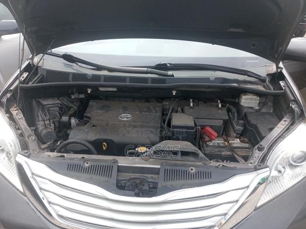 Toyota Sienna 2010 Gray