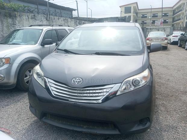 Toyota Sienna 2010 Gray