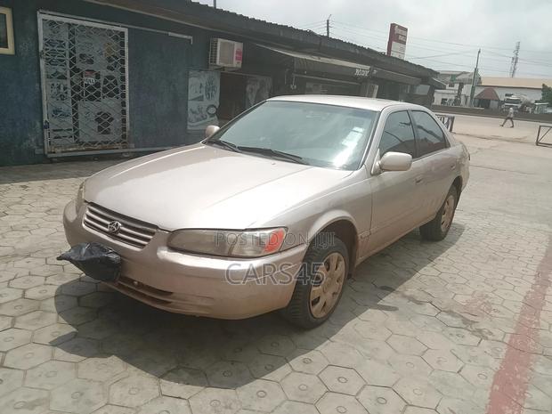 Toyota Camry 1998 Gold